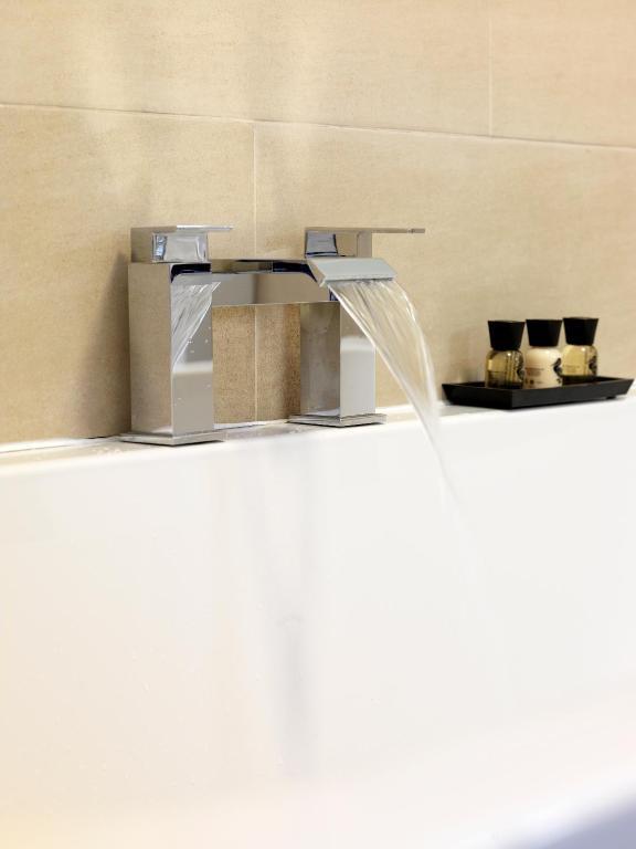 The Bull Hotel Maidstone/Sevenoaks Рутъм Екстериор снимка